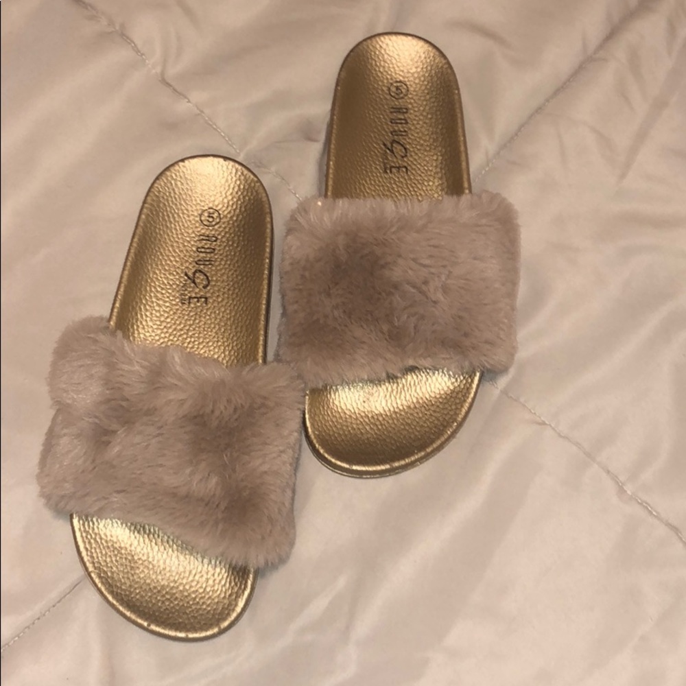 Faux fur sandals